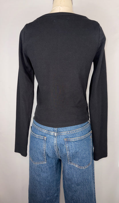 Back view of Madewell Square-Neck Long-Sleeve Crop Tee in True Black. The plain backside of the shirt is shown, along with the dark blue jeans.
